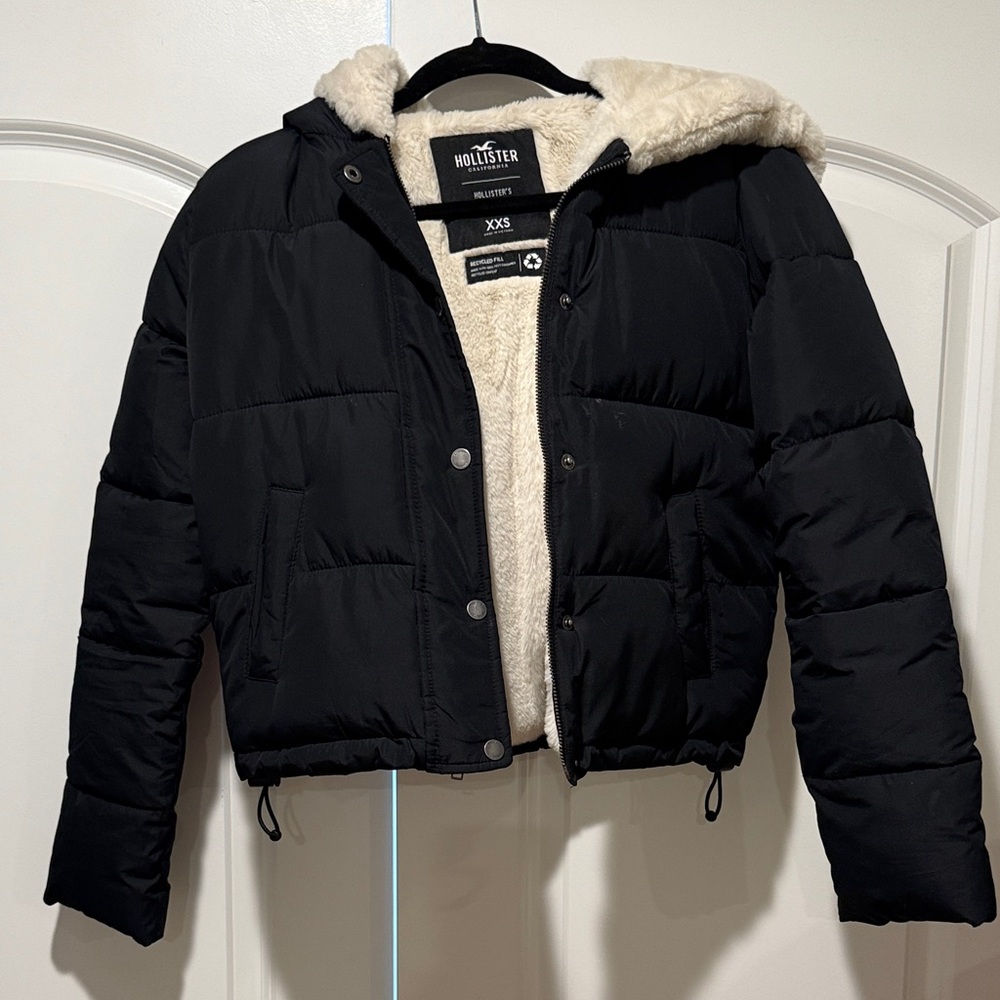 Hollister Women's Black Cropped Puffer Coat with Fur Lining